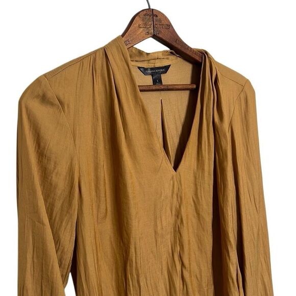 Banana Republic Essential V-neck Long Sleeve Blouse Top Camel Tan Small - Picture 3 of 8